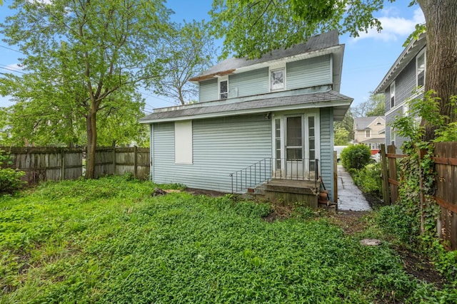 554 Ethel Ave SE, Grand Rapids, MI 49506 - back of property with a fenced backyard and entry steps