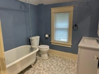 872 Mcalister Ave, Benton Harbor, MI 49022 - full bathroom featuring a freestanding bath, vanity, toilet, and baseboards