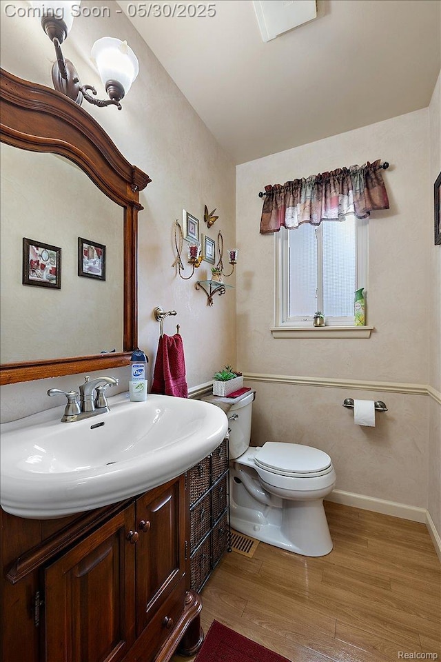 7188 Vicksburg Cir, Shelby Twp, MI 48317 - half bath featuring toilet, wood finished floors, vanity, and baseboards