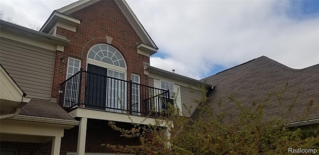 27615 Hidden Oaks Dr Unit 16, Trenton, MI 48183 - view of side of property with brick siding and a balcony