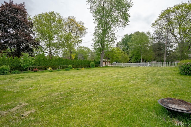622 Sunningdale Dr, Grosse Pointe Woods, MI 48236 - view of yard featuring view of wooded area and a fire pit