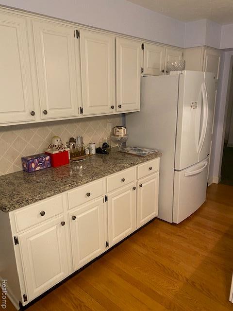 28532 Perryville Way, Farmington Hills, MI 48331 - kitchen with white cabinets, wood finished floors, and backsplash