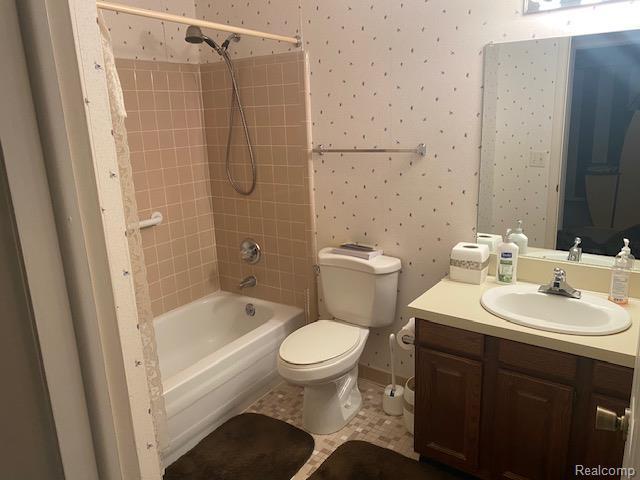 28532 Perryville Way, Farmington Hills, MI 48331 - full bath with vanity, bathtub / shower combination, and wallpapered walls