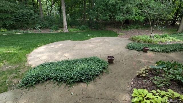 28532 Perryville Way, Farmington Hills, MI 48331 - view of green lawn featuring a patio