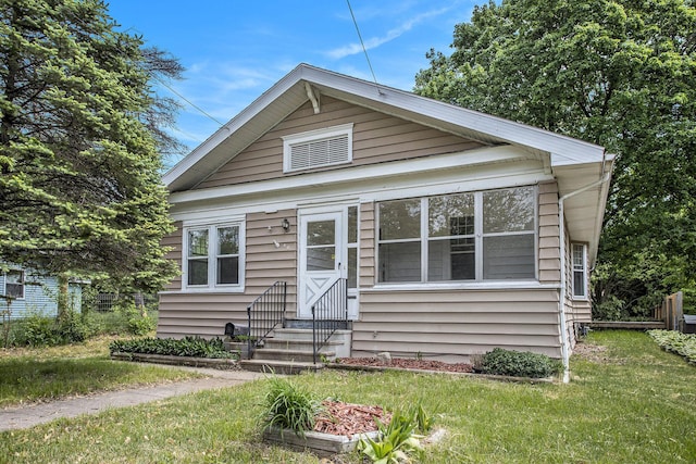 40 Eldredge St, Battle Creek, MI 49037 - view of front of property featuring entry steps and a front lawn