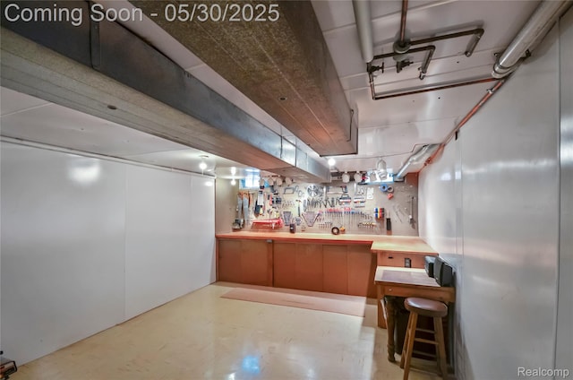 13936 Grove Park Dr, Sterling Heights, MI 48313 - bar area featuring a workshop area
