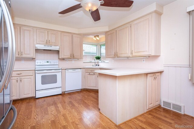 20550 Fairway Ln, Grosse Pointe Woods, MI 48236 - kitchen with white appliances, a sink, under cabinet range hood, a peninsula, and ceiling fan