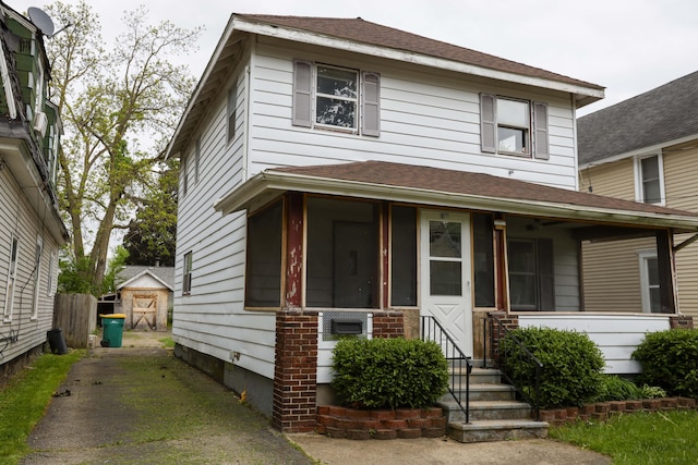 93 Illinois St, Battle Creek, MI 49014 - traditional style home with roof with shingles