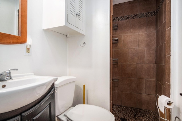 12948 Sandyside Dr, Gowen, MI 49326 - full bath featuring tiled shower, toilet, and vanity