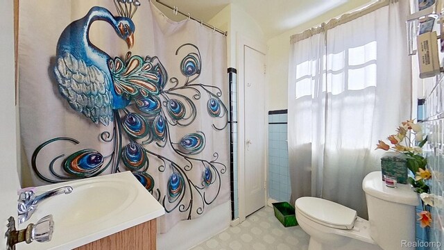 416 Marquette St, Flint, MI 48504 - full bathroom featuring toilet, vanity, and a shower with curtain