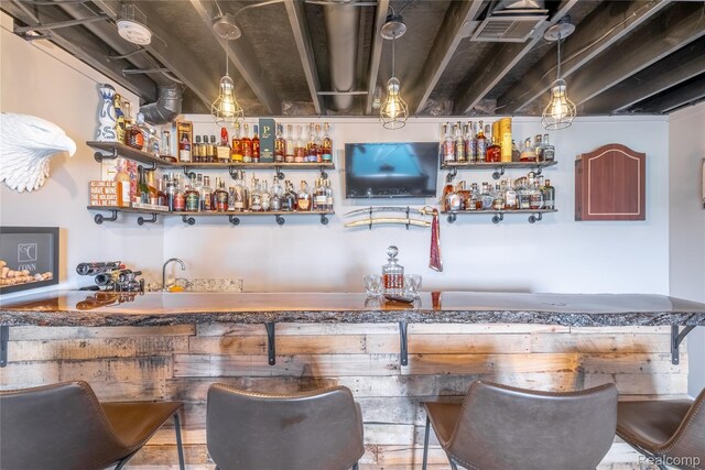 13109 River Rock Pass, Linden, MI 48451 - indoor wet bar featuring decorative light fixtures