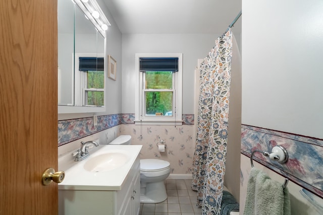 210 E Palmer Ave, Jackson, MI 49203 - full bath with toilet, tile patterned flooring, vanity, wainscoting, and curtained shower