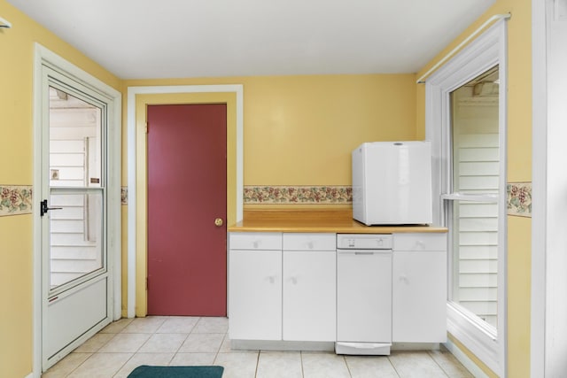 210 E Palmer Ave, Jackson, MI 49203 - laundry room featuring light tile patterned floors