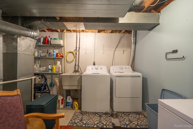 14850 La Grande Plz, Warren, MI 48088 - laundry area featuring independent washer and dryer
