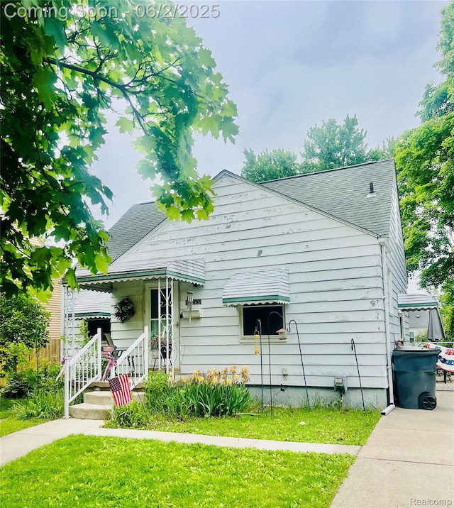 13680 Borgman St, Oak Park, MI 48237 - bungalow-style house with roof with shingles and a front lawn