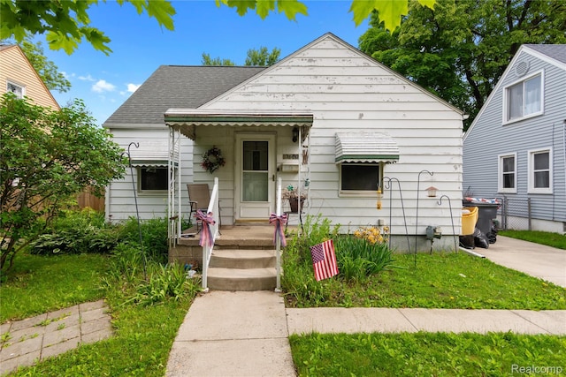 13680 Borgman St, Oak Park, MI 48237 - bungalow-style home with roof with shingles
