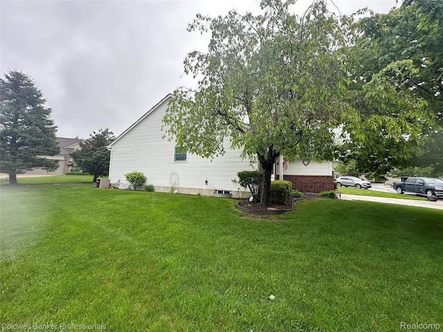 638 Eastway Cir, Lapeer, MI 48446 - view of side of property with a yard