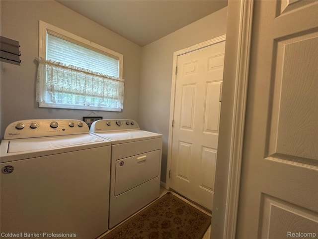 638 Eastway Cir, Lapeer, MI 48446 - laundry room featuring independent washer and dryer