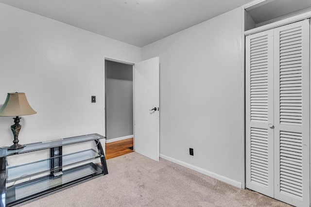 623 Pawnee St, Jackson, MI 49203 - unfurnished bedroom featuring a closet, carpet floors, and baseboards