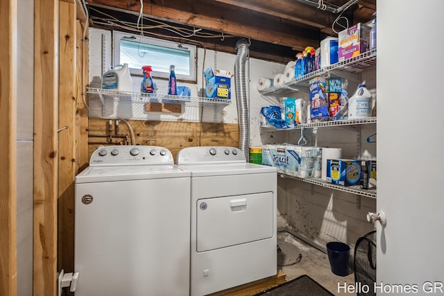 2052 Gorham Dr SE, East Grand Rapids, MI 49506 - laundry room featuring washing machine and clothes dryer