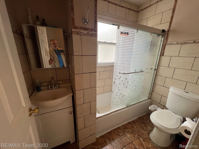 6101 Auburn St, Detroit, MI 48228 - full bathroom with tile walls, vanity, and toilet