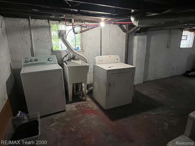 6101 Auburn St, Detroit, MI 48228 - laundry area featuring washing machine and clothes dryer