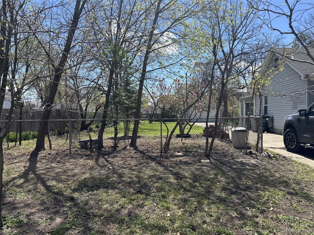 1236 E Meyers Ave, Hazel Park, MI 48030