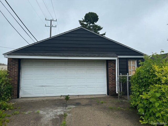 13801 Fordham St, Detroit, MI 48205 - garage featuring concrete driveway