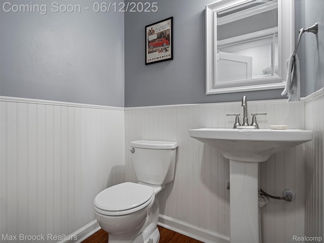 5544 Kingsfield Dr, West Bloomfield, MI 48322 - half bathroom featuring wainscoting, toilet, and wood finished floors