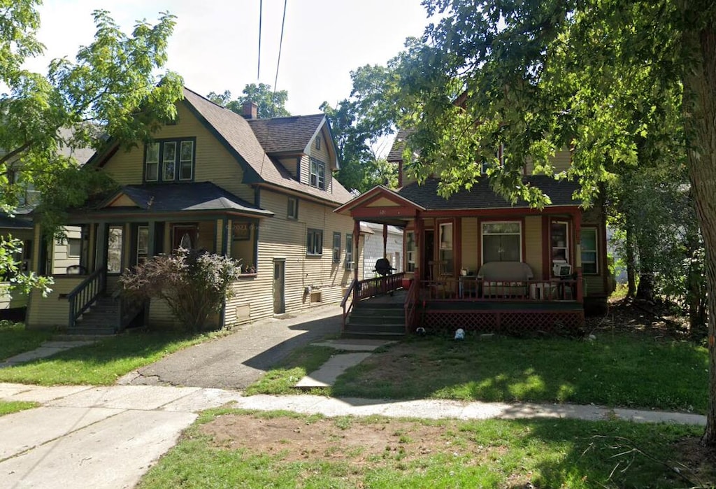 529-601 Forest St, Kalamazoo, MI 49008 - view of front facade with covered porch and a front yard