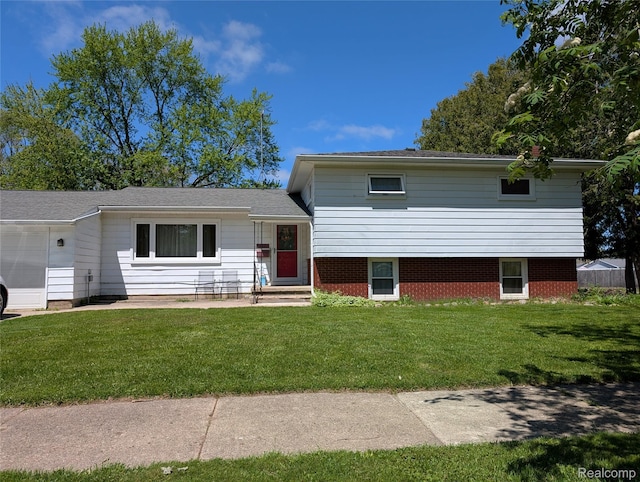 219 W Butler St, Bad Axe, MI 48413 - split level home with a front yard