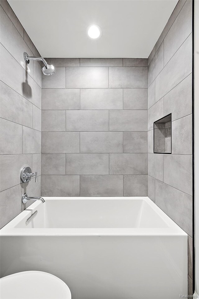 3268 Willis Dr, Oakland, MI 48306 - full bath with shower / tub combination and toilet