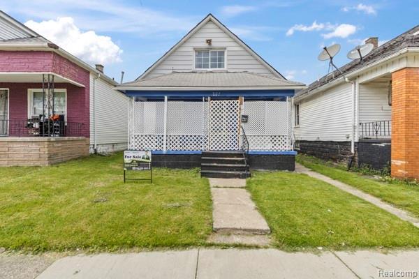5151 Yemans St, Hamtramck, MI 48212 - shotgun-style home with a front yard and covered porch