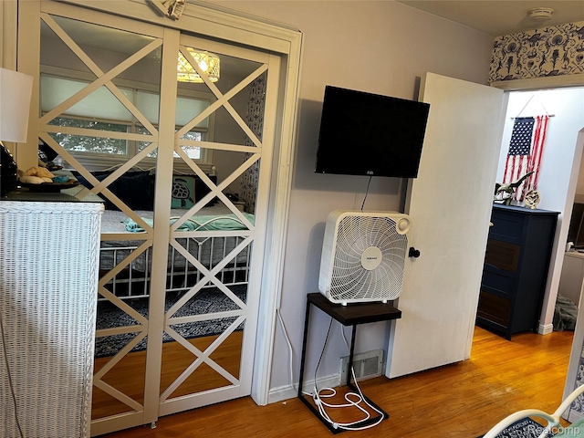 3125 Syckelmoore St, Trenton, MI 48183 - detailed view of wood finished floors and a smoke detector