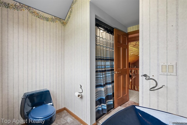 7386 Card Rd, Smiths Creek, MI 48074 - full bathroom featuring toilet, baseboards, and a shower with curtain