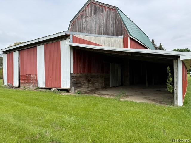 6600 Jefferson Rd, North Branch, MI 48461 - view of barn featuring a yard