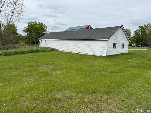6600 Jefferson Rd, North Branch, MI 48461 - view of side of property with a lawn