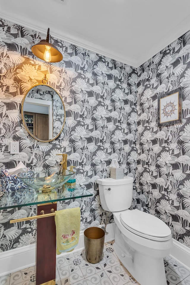 1406 W Washington Ave, Jackson, MI 49203 - bathroom featuring wallpapered walls, baseboards, toilet, and tile patterned flooring