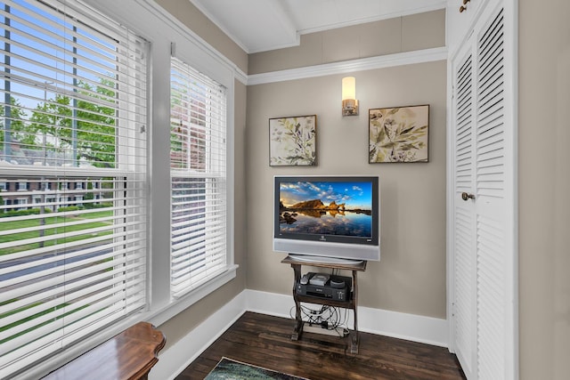 1406 W Washington Ave, Jackson, MI 49203 - living area with ornamental molding, dark wood finished floors, and baseboards