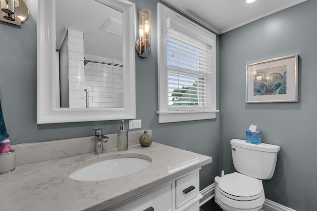1406 W Washington Ave, Jackson, MI 49203 - full bathroom with vanity, toilet, baseboards, and crown molding