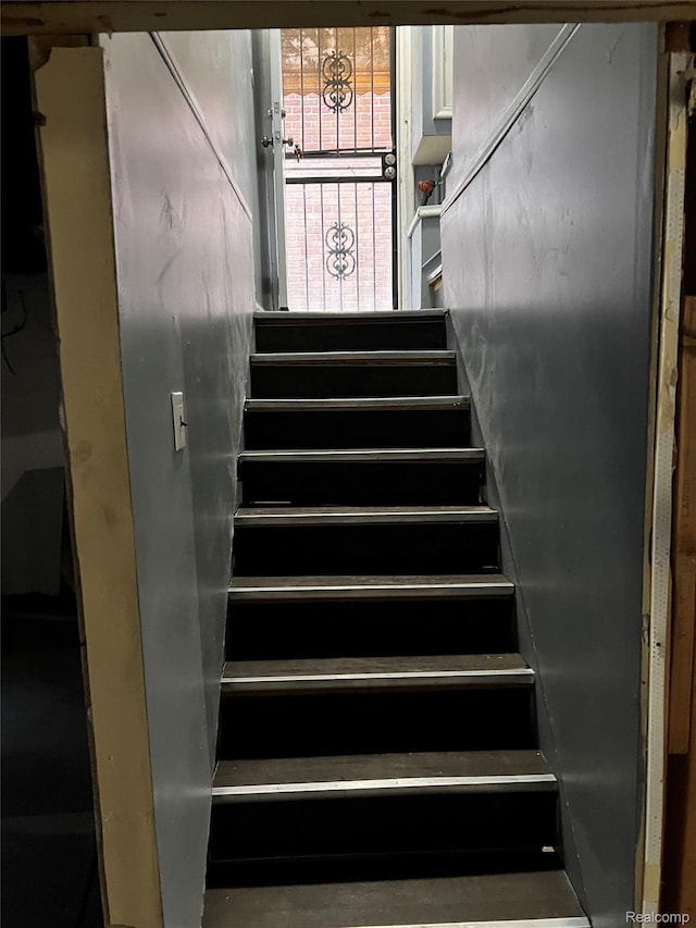 8208 Kentucky St, Detroit, MI 48204 - view of stairway