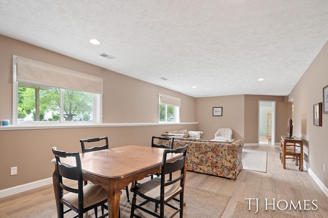 5348 Cristo Dr NE, Rockford, MI 49341 - dining area with light wood-style flooring, a textured ceiling, baseboards, and recessed lighting