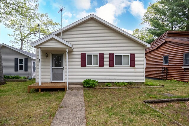 10138 S Lakeside Ridge Rd, Baldwin, MI 49304 - bungalow featuring a front lawn