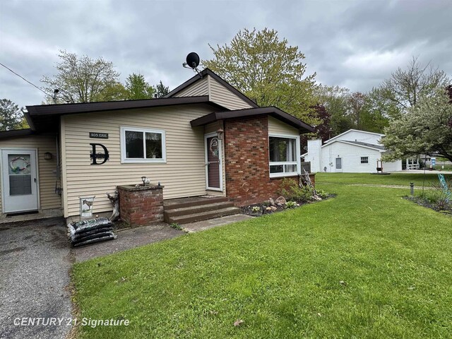 405 Erie St, Houghton Lake, MI 48629 - photo 2