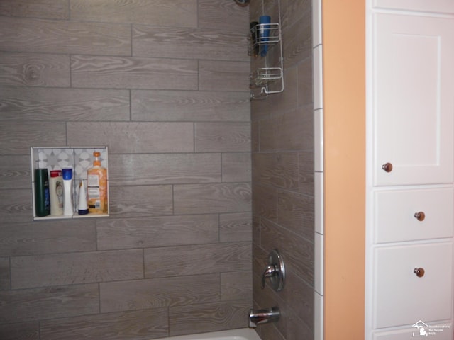 12067 Lewis Ave, Temperance, MI 48182 - full bath with bathing tub / shower combination