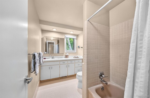 5259 Echo Rd, Bloomfield Hills, MI 48302 - full bath with vanity, shower / bath combo with shower curtain, toilet, and baseboards