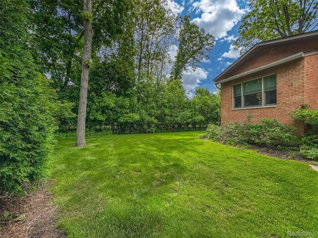 5259 Echo Rd, Bloomfield Hills, MI 48302 - view of green lawn