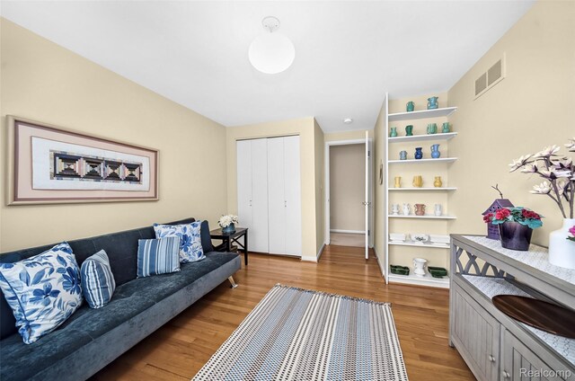 5259 Echo Rd, Bloomfield Hills, MI 48302 - living area with light wood-style flooring