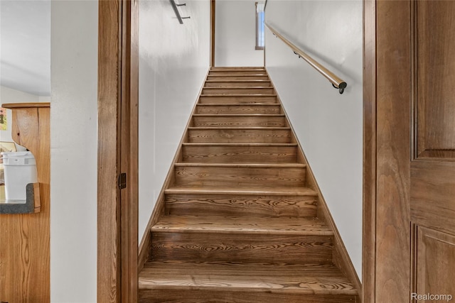 8875 N Lakola Rd, Tustin, MI 49688 - view of stairway