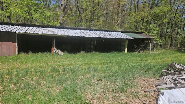 5820 Mack Rd, Howell, MI 48855 - view of pole building featuring a forest view